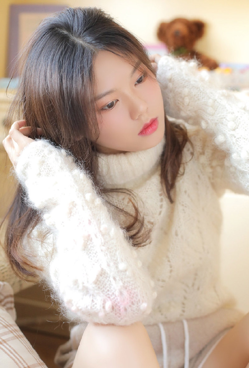 毛衣美女长发披肩温柔动人写真