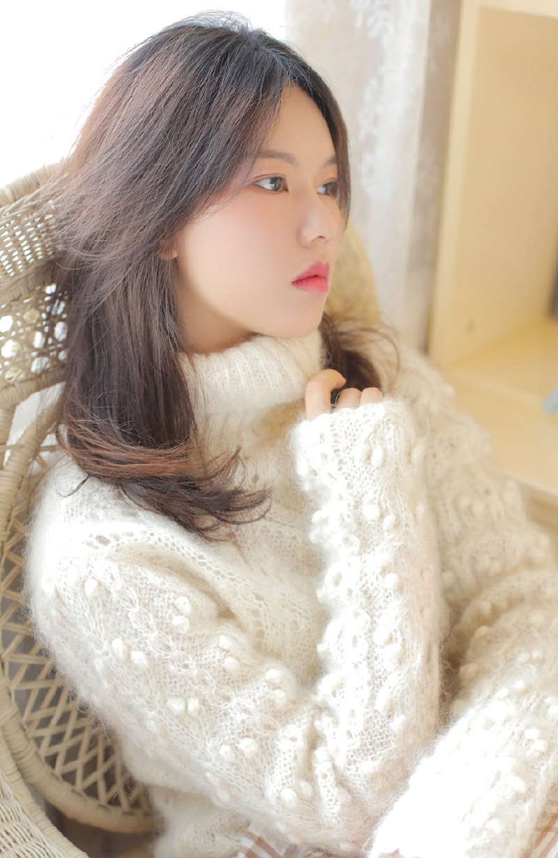 毛衣美女长发披肩温柔动人写真