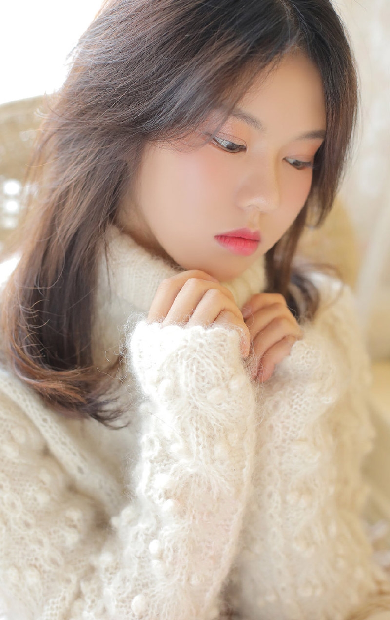 毛衣美女长发披肩温柔动人写真