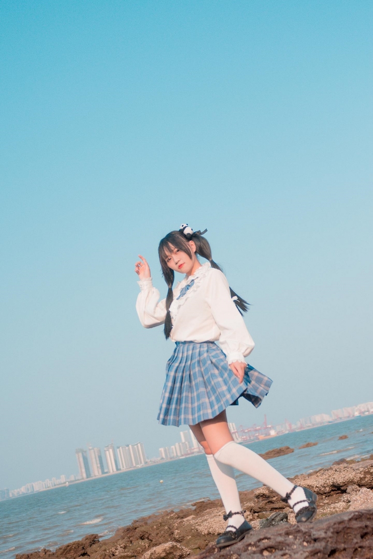 校园清纯美少女萌妹白丝美腿阳光养眼写真图片