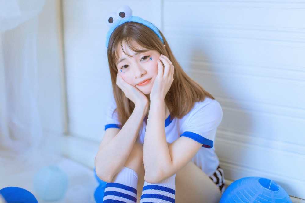 开放大胆美女连体丝袜室内性感风骚写真