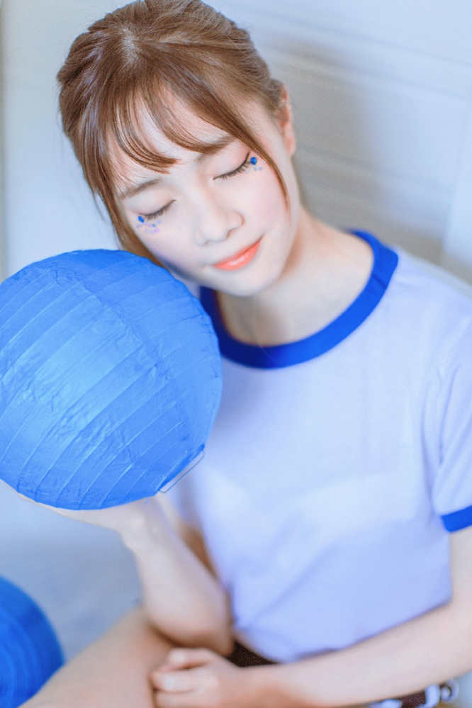 开放大胆美女连体丝袜室内性感风骚写真