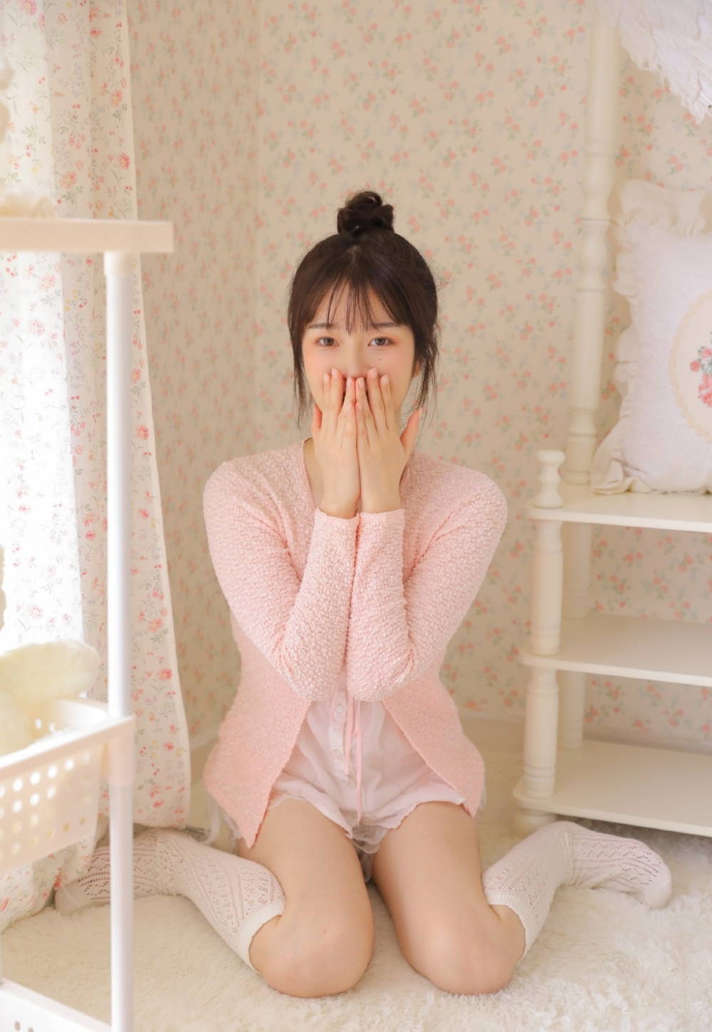 粉粉嫩嫩小女孩白丝长腿诱人写真