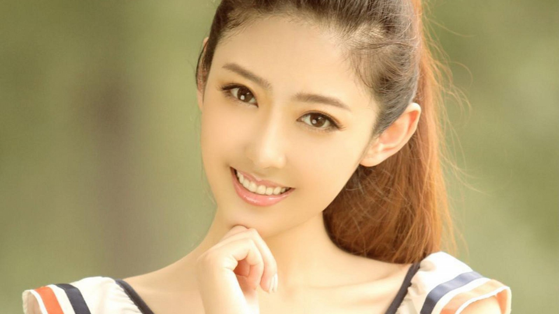 情趣制服美女紧身包臀裙性感高跟鞋黑丝美腿写真