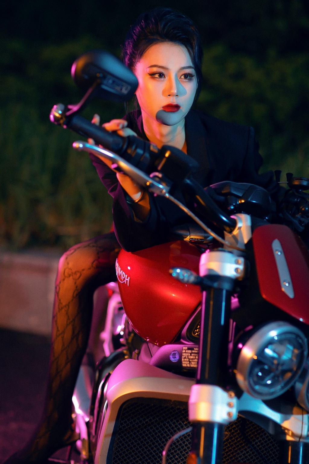 机车美女高跟黑丝美腿玉足私拍