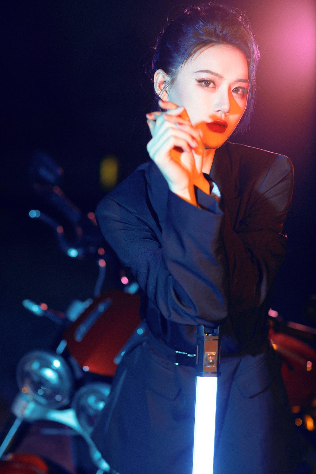 机车美女高跟黑丝美腿玉足私拍