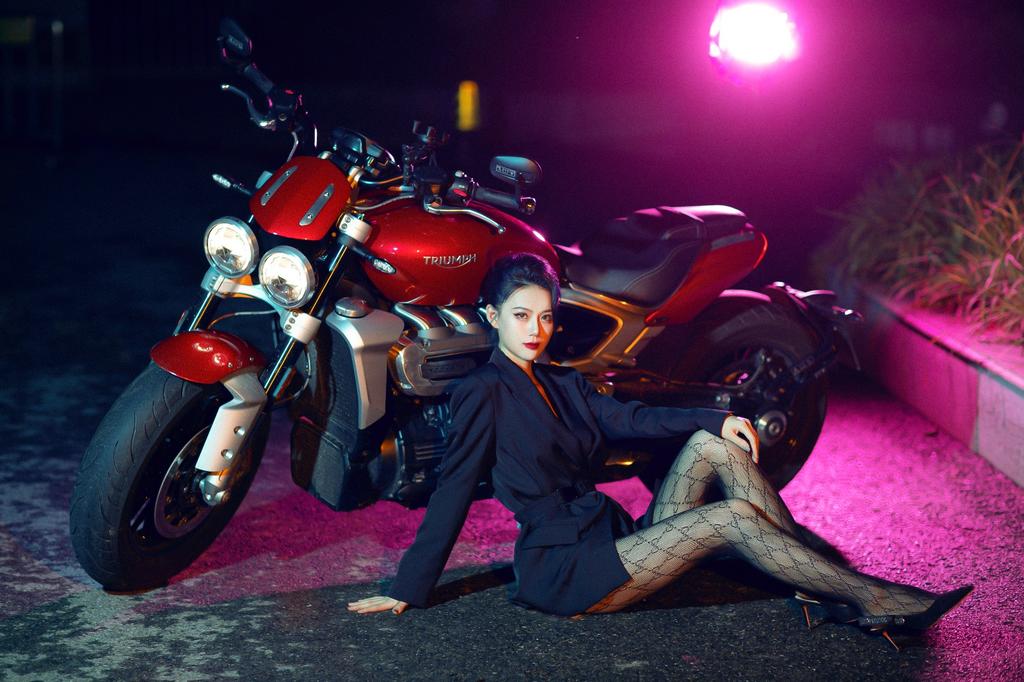 机车美女高跟黑丝美腿玉足私拍