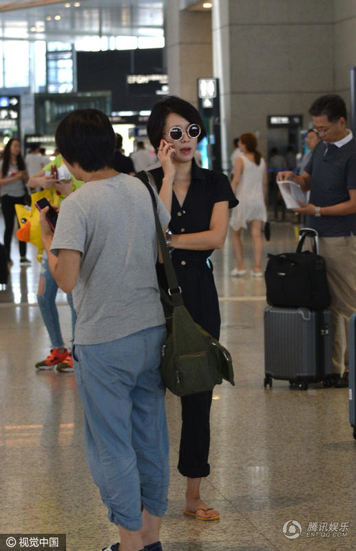 马伊P干练十足生活照  墨镜遮面表情严肃似“女老板”