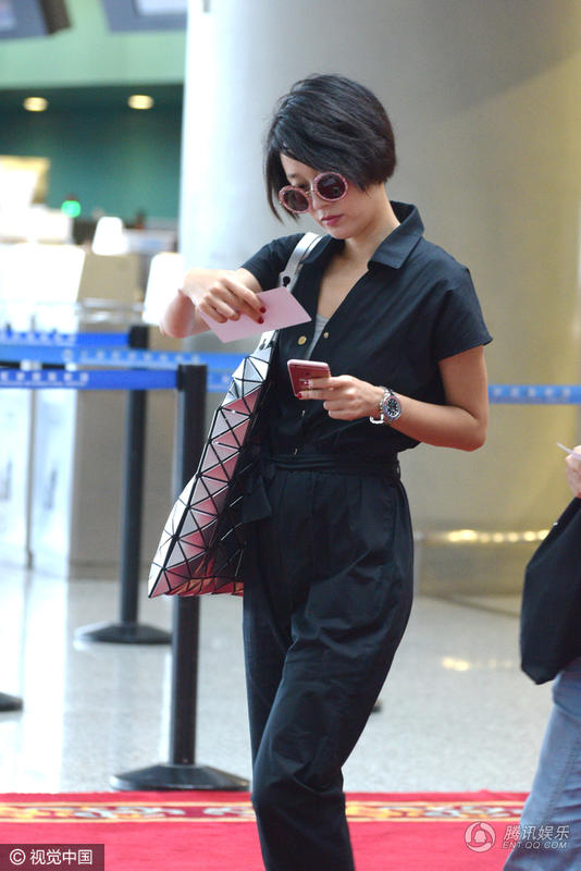 马伊P干练十足生活照  墨镜遮面表情严肃似“女老板”