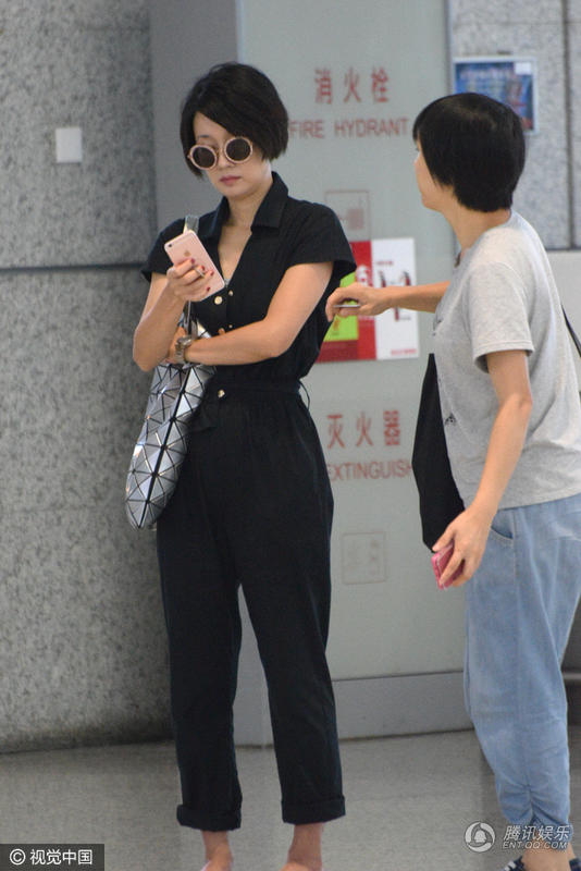 马伊P干练十足生活照  墨镜遮面表情严肃似“女老板”