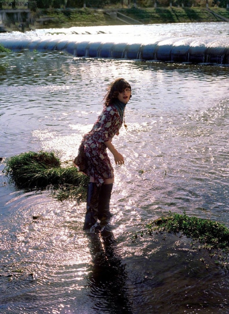 文淇置身田野好似夏日精灵写真