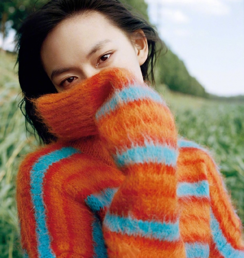 文淇置身田野好似夏日精灵写真