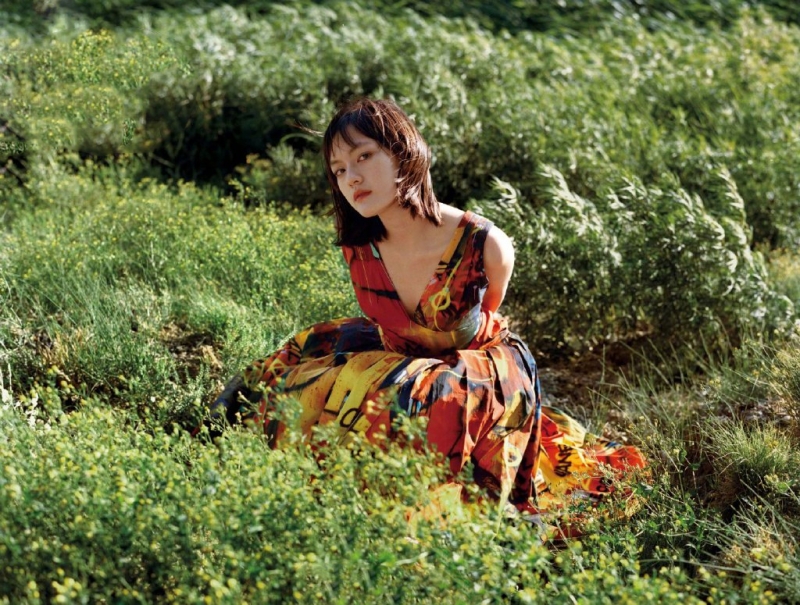 文淇置身田野好似夏日精灵写真
