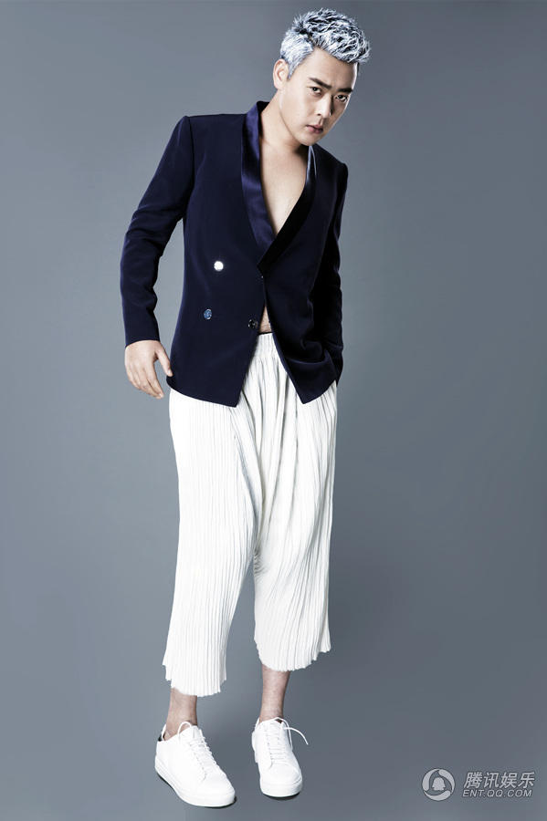 张桐黑白写真 一头“奶奶灰”潮范儿十足