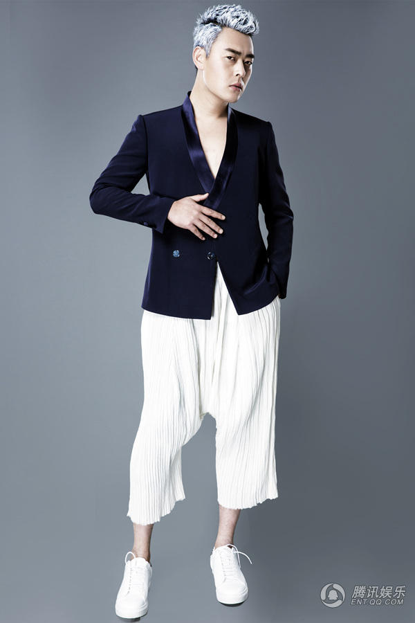 张桐黑白写真 一头“奶奶灰”潮范儿十足