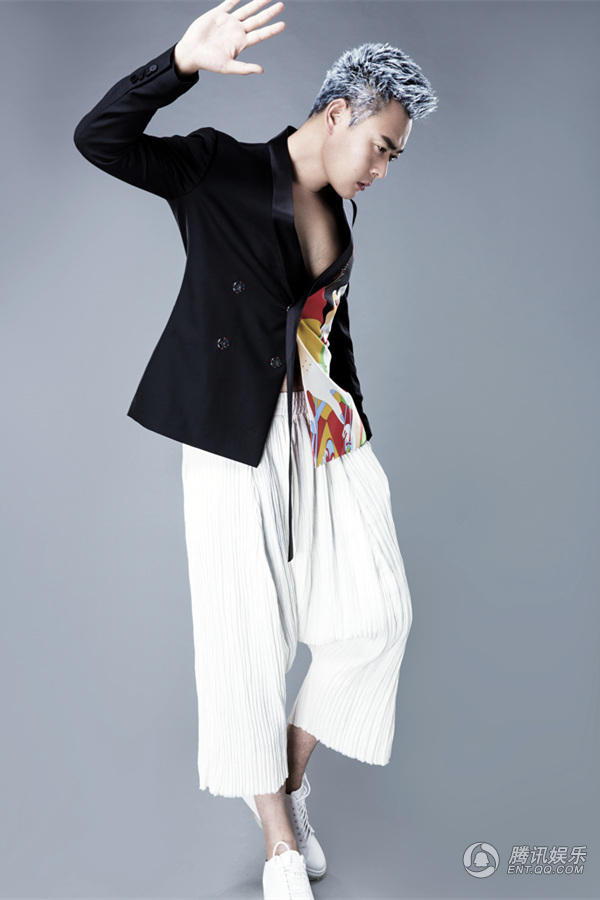 张桐黑白写真 一头“奶奶灰”潮范儿十足