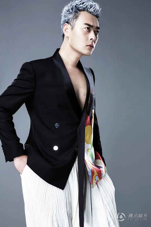 张桐黑白写真 一头“奶奶灰”潮范儿十足