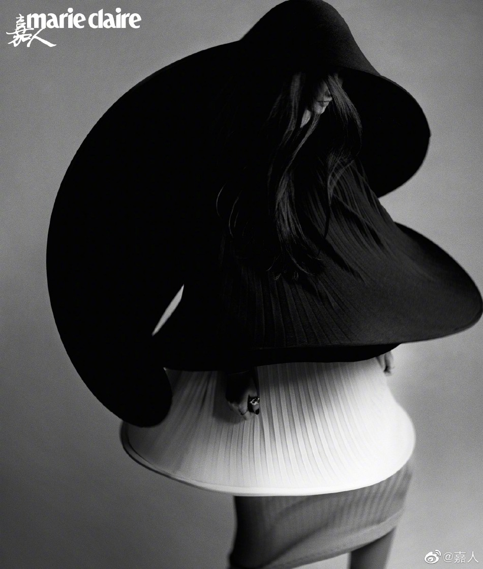 刘亦菲黑长直发尽显酷飒利落写真