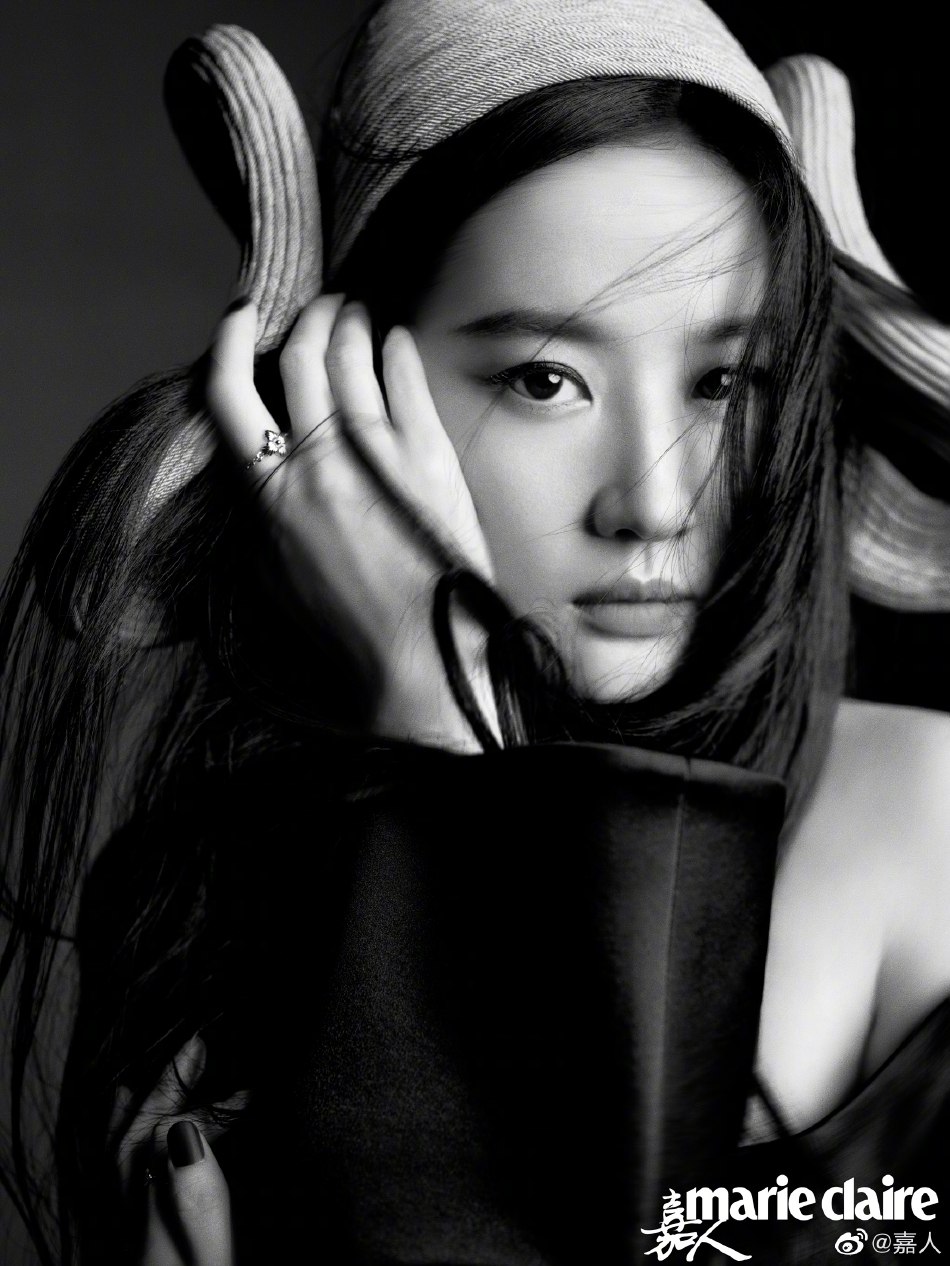 刘亦菲黑长直发尽显酷飒利落写真