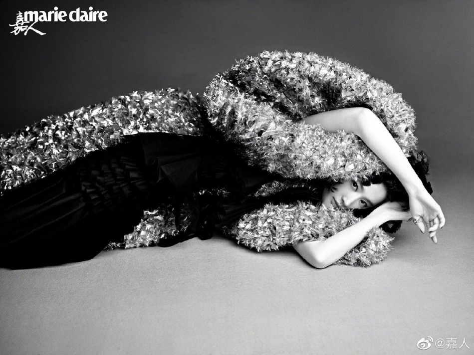 刘亦菲黑长直发尽显酷飒利落写真