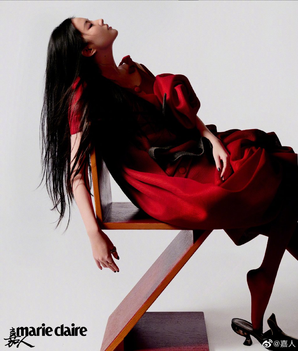 刘亦菲黑长直发尽显酷飒利落写真