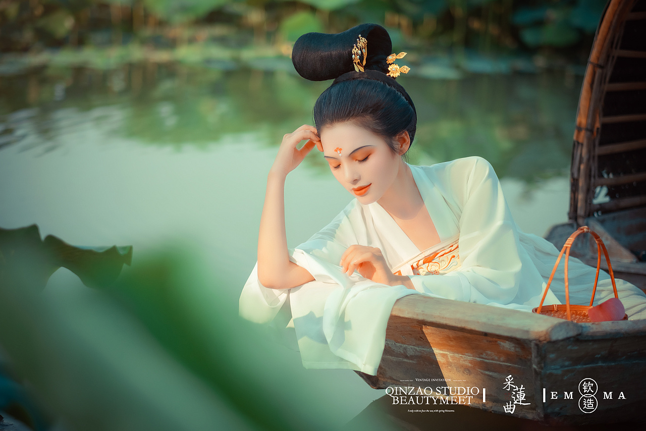 风情熟女丝袜肥臀惹火性感人体艺术写真