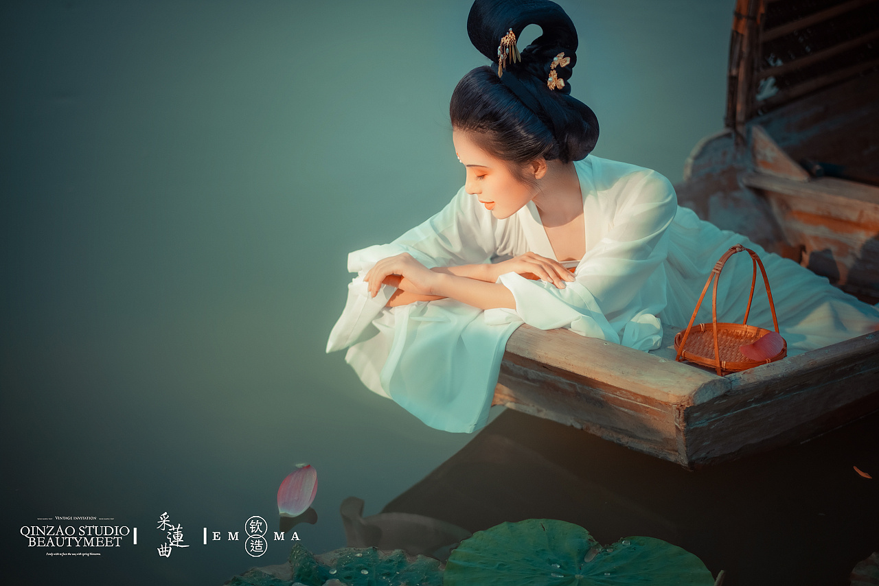 风情熟女丝袜肥臀惹火性感人体艺术写真