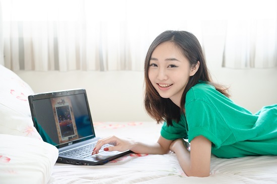 娇羞女生邀请小鲜肉在床上…太害羞拉