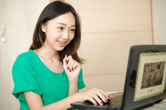 娇羞女生邀请小鲜肉在床上…太害羞拉