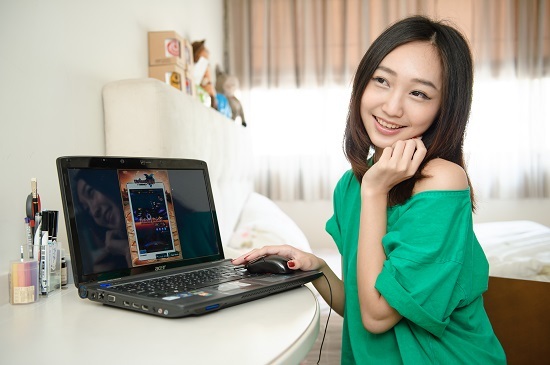 娇羞女生邀请小鲜肉在床上…太害羞拉