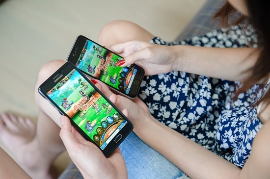 娇羞女生邀请小鲜肉在床上…太害羞拉