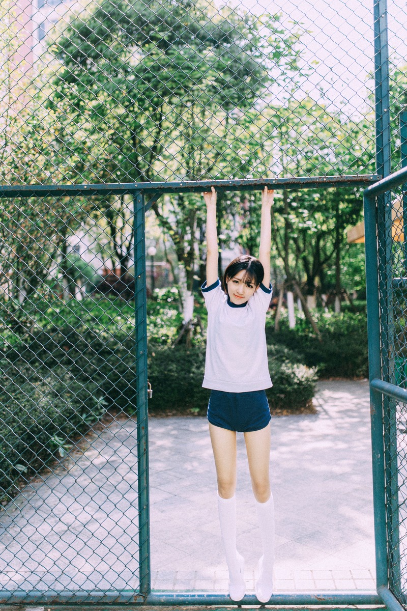 漂亮美腿长发女孩校园写真