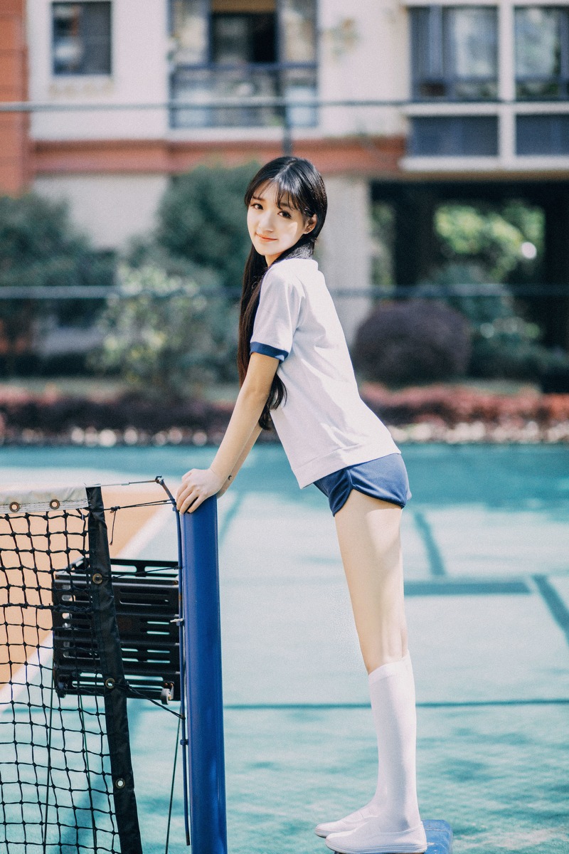 漂亮美腿长发女孩校园写真