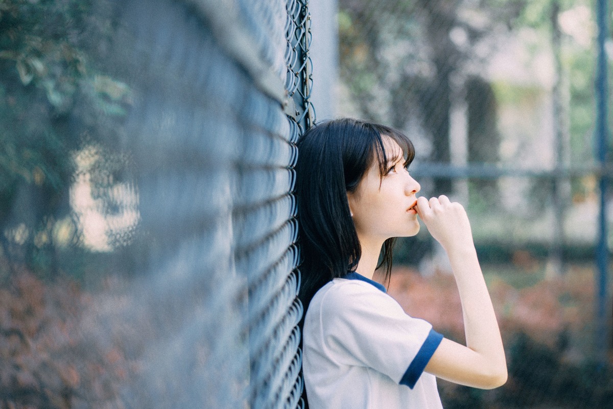 漂亮美腿长发女孩校园写真