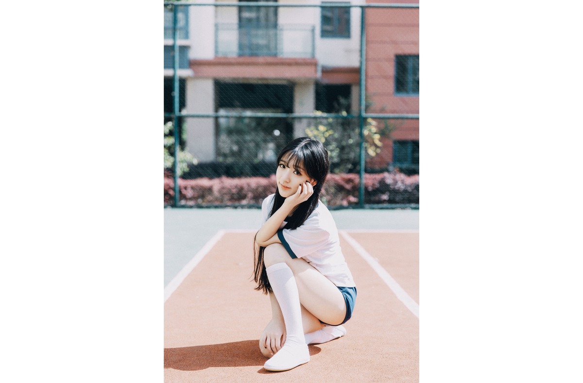 漂亮美腿长发女孩校园写真