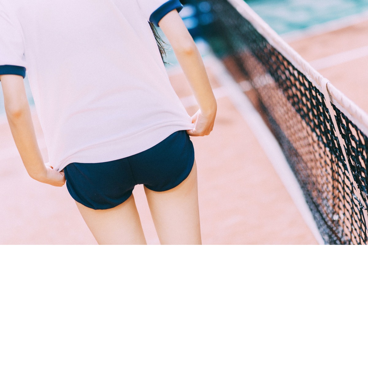 漂亮美腿长发女孩校园写真