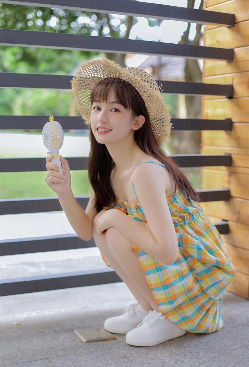 日系小清新美女吊带连衣裙写真