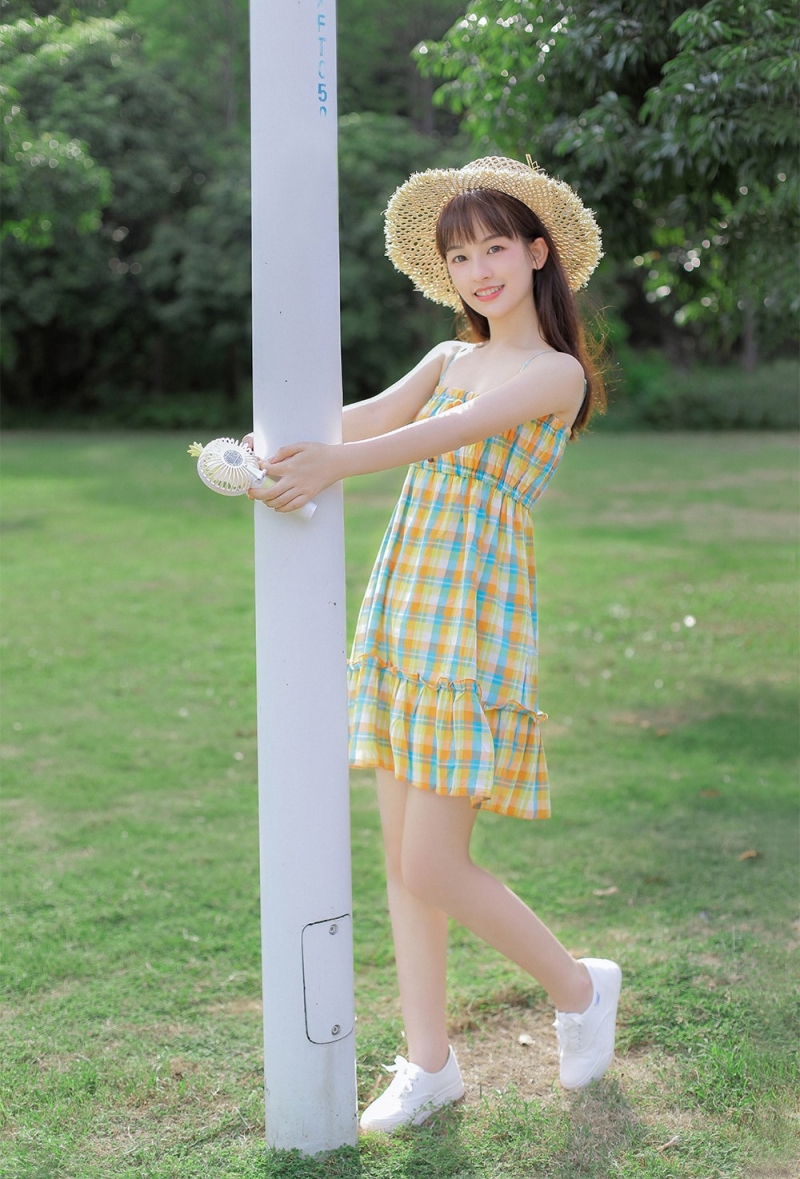 日系小清新美女吊带连衣裙写真