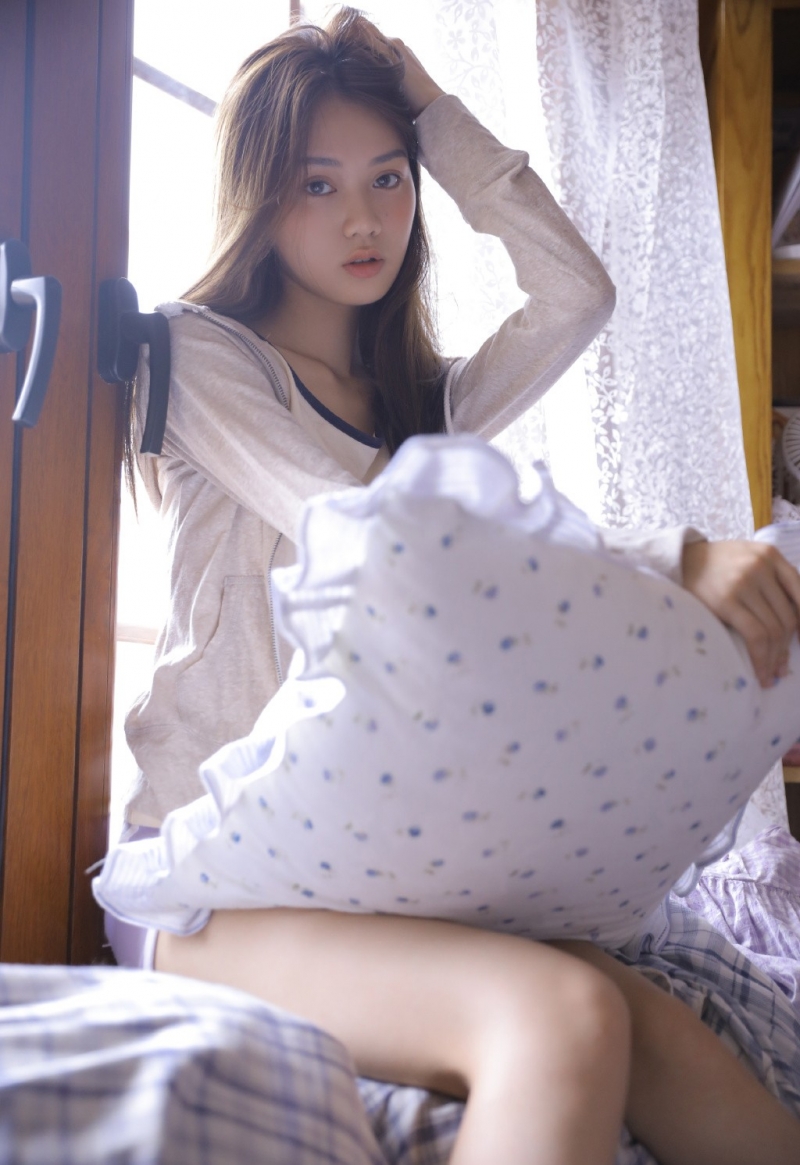 鹅蛋脸女生精致养眼私拍