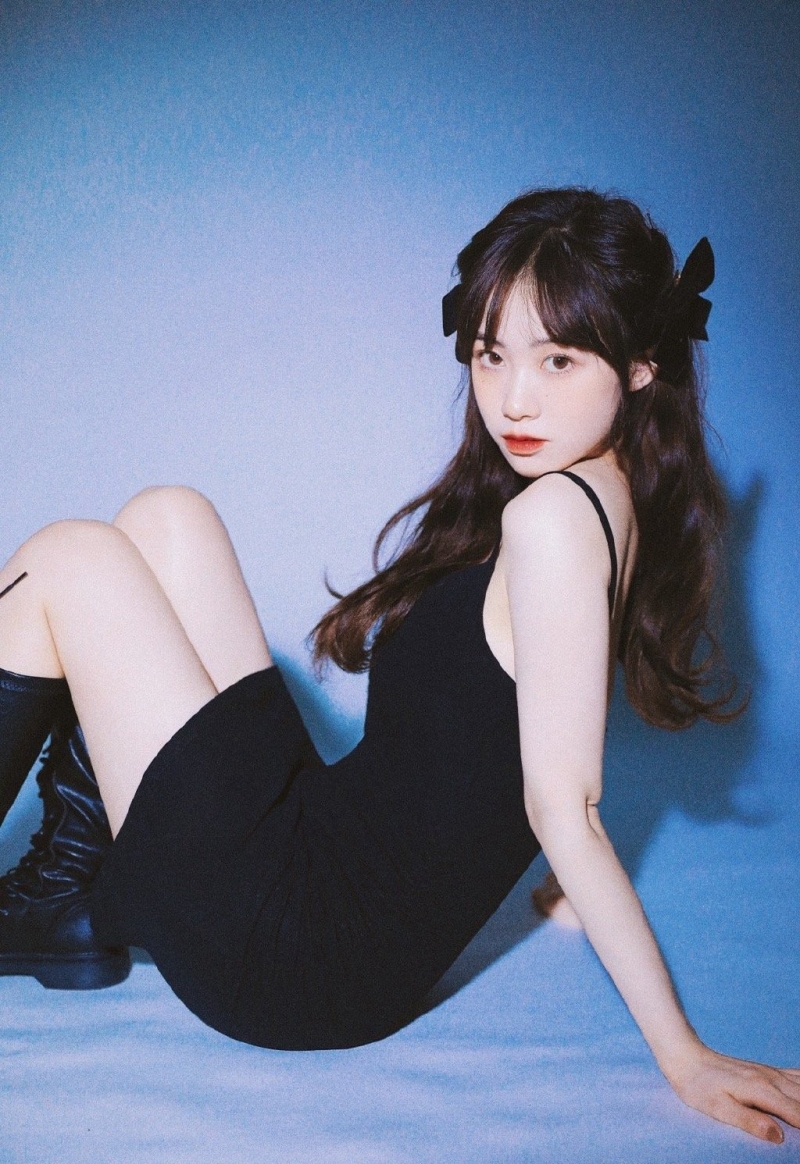 牛奶肌美少女吊带红裙艺术写真