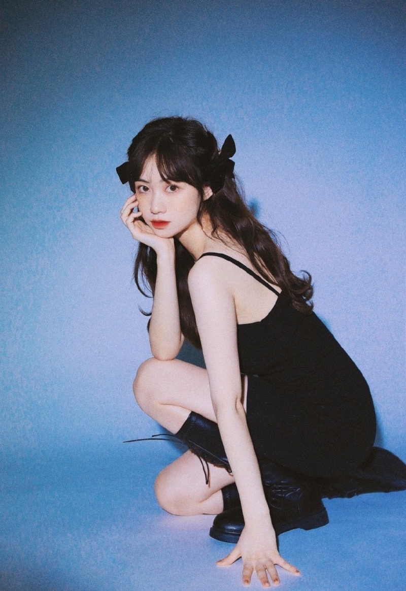 牛奶肌美少女吊带红裙艺术写真