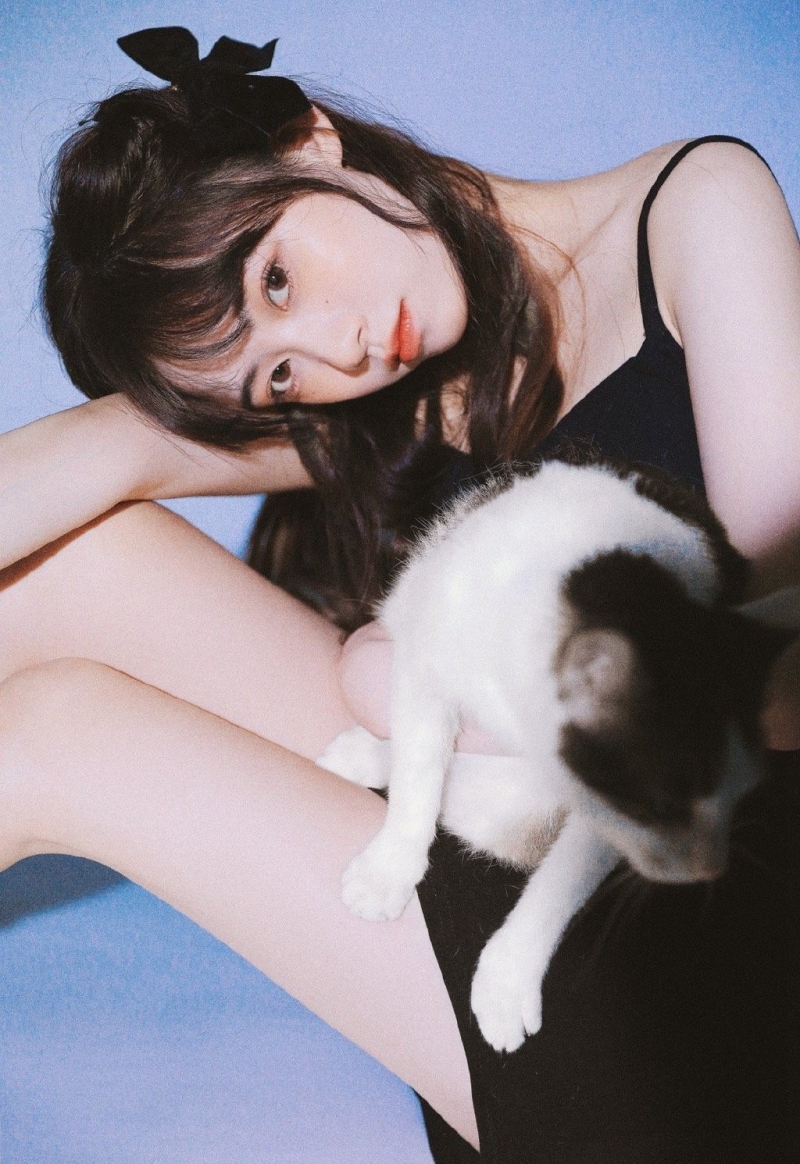 牛奶肌美少女吊带红裙艺术写真