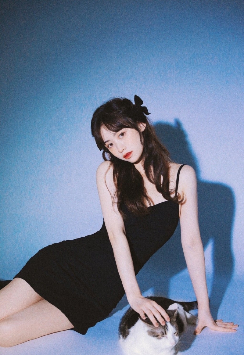 牛奶肌美少女吊带红裙艺术写真