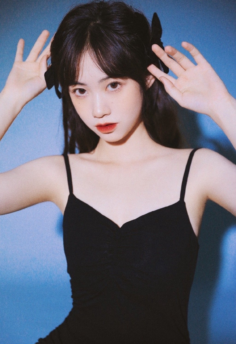 牛奶肌美少女吊带红裙艺术写真