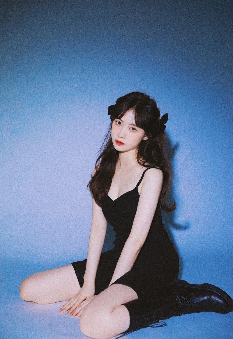 牛奶肌美少女吊带红裙艺术写真