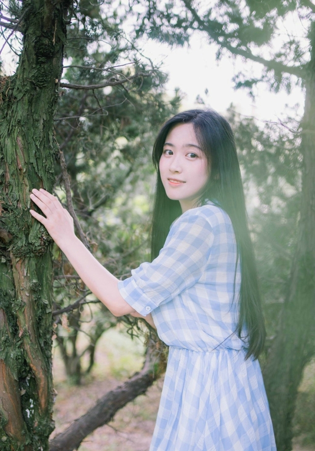 森系美女黑长直发清纯动人写真