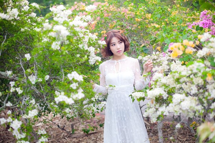 短发美女蕾丝白裙美丽动人图片