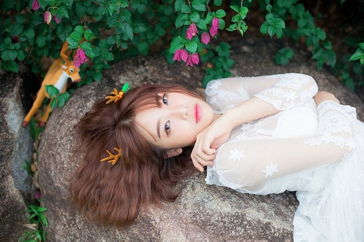 短发美女蕾丝白裙美丽动人图片