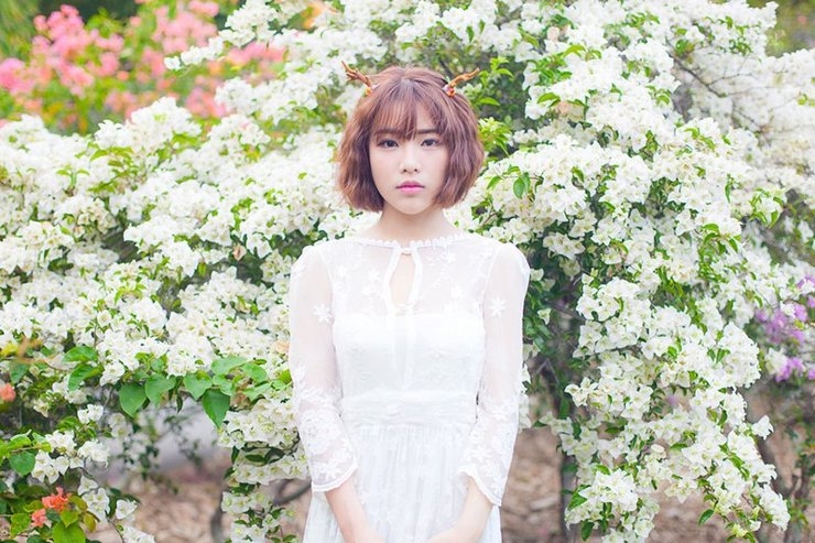 短发美女蕾丝白裙美丽动人图片