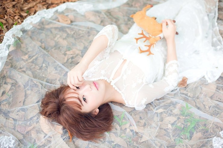 短发美女蕾丝白裙美丽动人图片